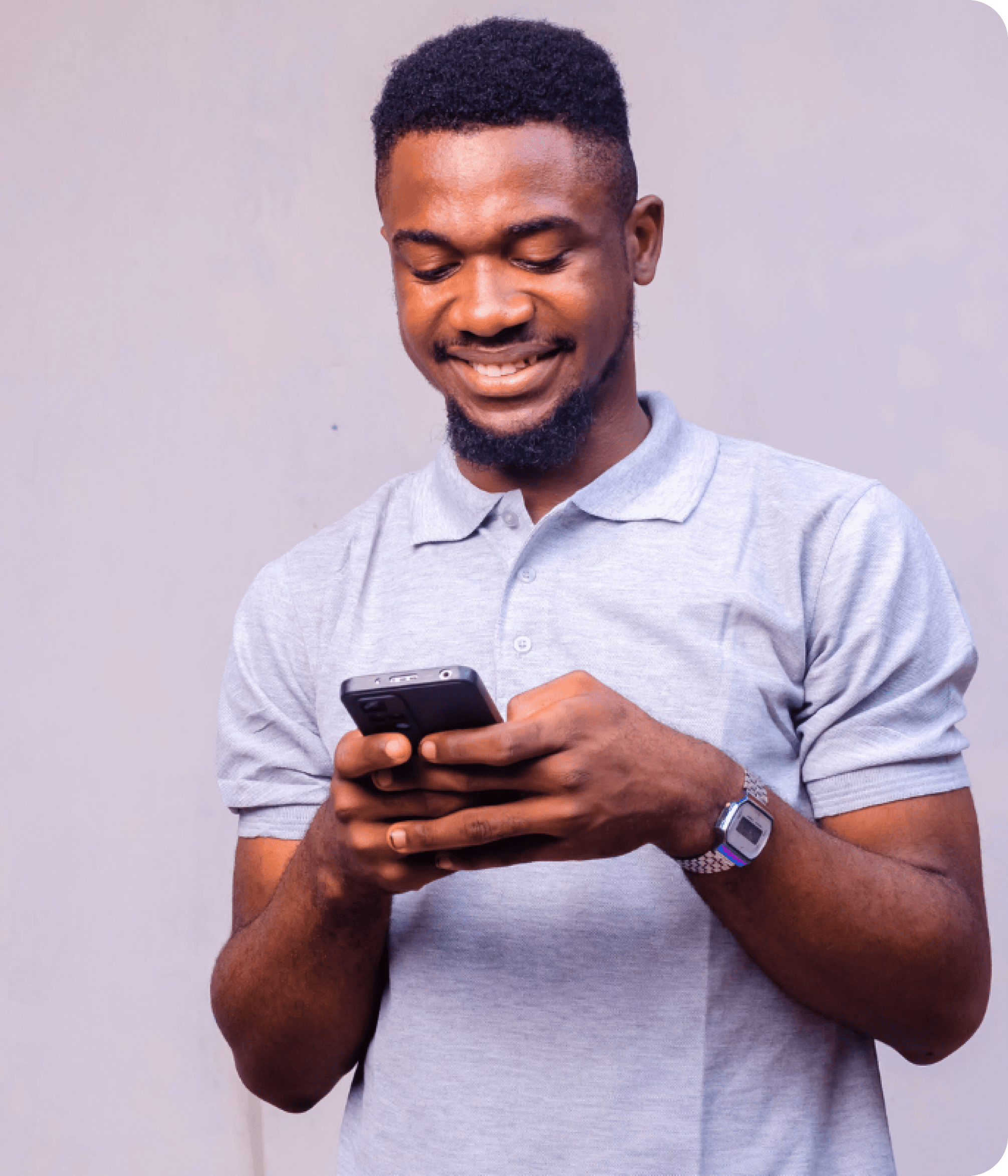 A mann holding a phone smiling